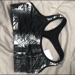 NWT Black & White Gap Fit Sports Bra
